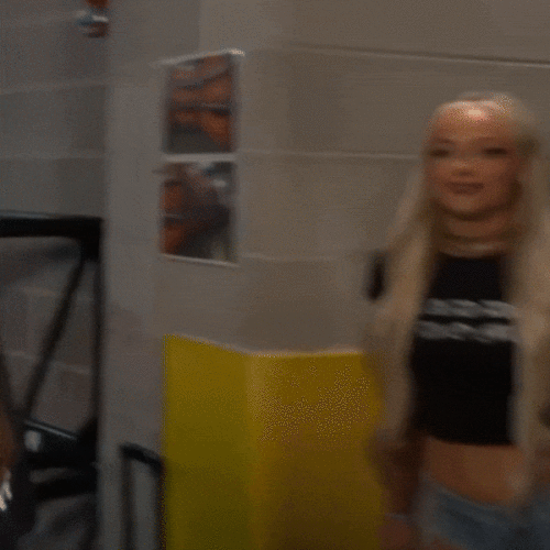 Gif---Liv-Morgan---Lurking.gif