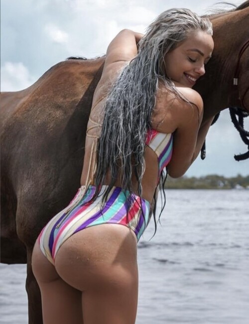 Pic---Liv-Morgan---Bikini-Booty-Horse.jpg