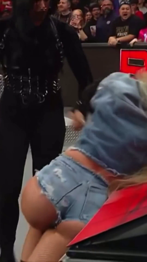 Pic---Liv-Morgan---Booty-in-Daisy-Dukes.png