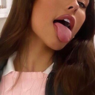 Pic---Madison-Beer---Tongue-Out