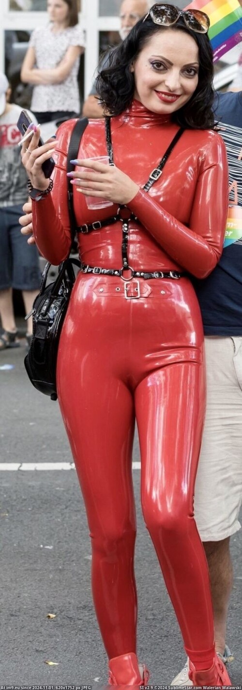 im9.euanna-rosenmuller-latexinpublic-latexcatsuit-fetisch-und-rauchen-wahrend-der-latexgeruch-einatmen-ihre-fotze-nass-macht.jpg